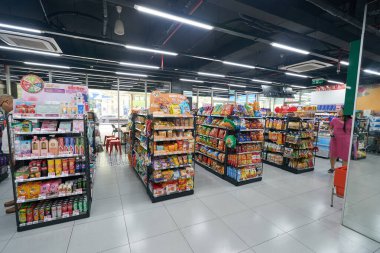 HO CHI MINH ŞEHRİ, VİETNAM - 28 Mart 2023: 7-Eleven market içi çekim.