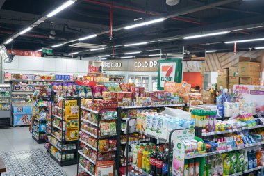 HO CHI MINH ŞEHRİ, VİETNAM - 28 Mart 2023: 7-Eleven market içi çekim.