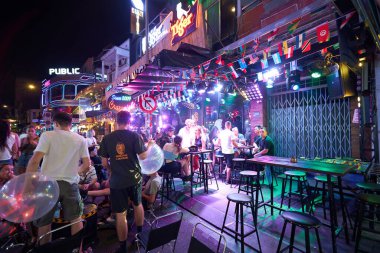 HO CHI MINH CITY, VİETNAM - 29 Mart 2023: Ho Chi Minh City 'deki Bui Vien Walking Caddesi' nde gece vakti atmosfer.