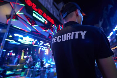 HO CHI MINH CITY, VİETNAM - 29 Mart 2023: Ho Chi Minh City 'deki Bui Vien Walking Street' te görülen siyah tişörtte Güvenlik Tabelasının yakın çekimi.