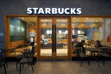 HO CHI MINH CITY, VİETNAM - 29 Mart 2023: Ho Chi Minh City 'deki Starbucks Kahvesine Giriş.