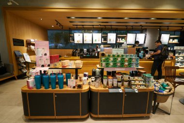 HO CHI MINH ŞEHRİ, VİETNAM - 29 Mart 2023: Starbucks Kahvesi 'nde sergilenen mallar.