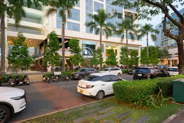 HO CHI MINH CITY, VİETNAM - 29 Mart 2023: 7. Mıntıka 'daki Hilal yerleşim alanı sokak manzarası, Ho Chi Minh City, alacakaranlık vakti.