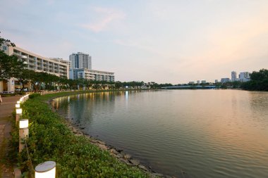 HO CHI MINH CITY, VİETNAM - 29 Mart 2023: Ho Ban Nguyet Gölü 'nün alacakaranlık vakti.