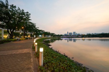 HO CHI MINH CITY, VİETNAM - 29 Mart 2023: Ho Ban Nguyet Gölü 'nün alacakaranlık vakti.