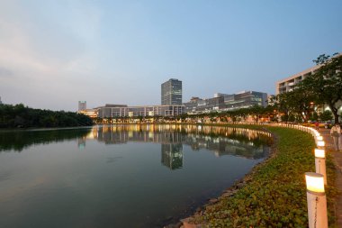 HO CHI MINH CITY, VİETNAM - 29 Mart 2023: Ho Ban Nguyet Gölü 'nün alacakaranlık vakti.