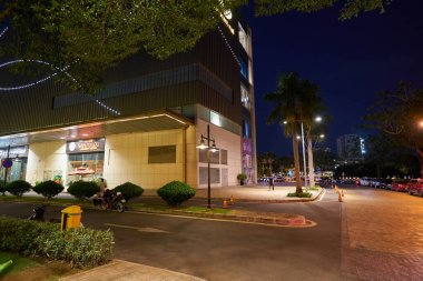 HO CHI MINH ŞEHRİ, VİETNAM - 29 Mart 2023: Hilal Alışveriş Merkezi 'nin sokak manzarası