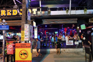 PHUKET, THAILAND - 15 Nisan 2023: Patong Beach Bangla Caddesi 'nde gece hayatı.