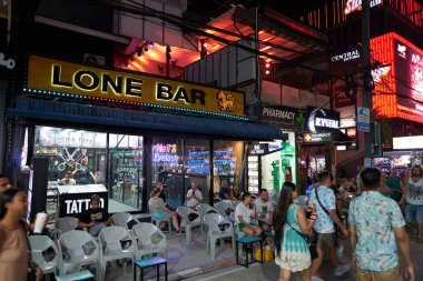 PHUKET, THAILAND - 15 Nisan 2023: Patong Beach Bangla Caddesi 'nde gece hayatı.