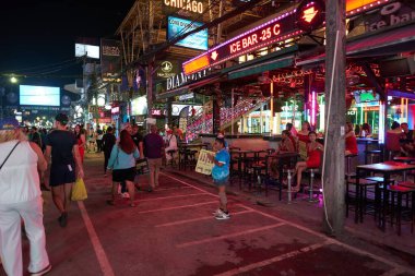 PHUKET, THAILAND - 15 Nisan 2023: Patong Beach Bangla Caddesi 'nde gece hayatı.