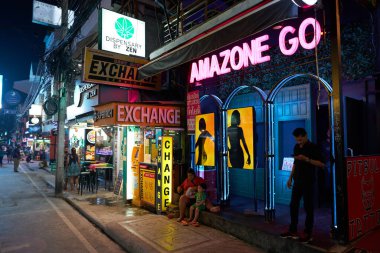 PHUKET, THAILAND - 15 Nisan 2023: Patong Beach Bangla Caddesi 'nde gece hayatı.