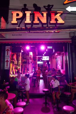 PHUKET, THAILAND - 15 Nisan 2023: Patong Beach Bangla Yürüyüş Caddesi 'ndeki Pembe Cennet' teki insanlar.