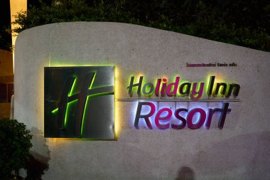 PHUKET, THAILAND - 15 Nisan 2023: Holiday Inn Resort Phuket tabelasının gece görüldüğü gibi yakın plan çekimi.