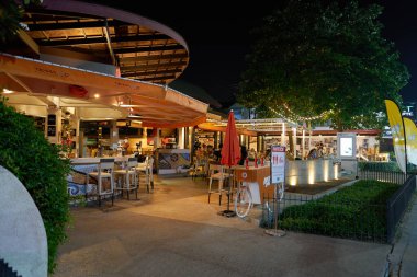 PHUKET, THAILAND - 15 Nisan 2023: Holiday Inn Resort Phuket 'teki Terrazzo Ristorante sokak manzarası.