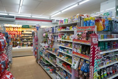 PHUKET, THAILAND - 15 Nisan 2023: Phuket 'teki 7-Eleven bakkalında gıda içermeyen ürünler sergileniyor.