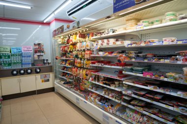 PHUKET, THAILAND - 15 Nisan 2023: Phuket 'teki 7-Eleven bakkalında.
