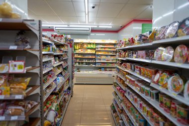 PHUKET, THAILAND - 15 Nisan 2023: Phuket 'teki 7-Eleven bakkalında.