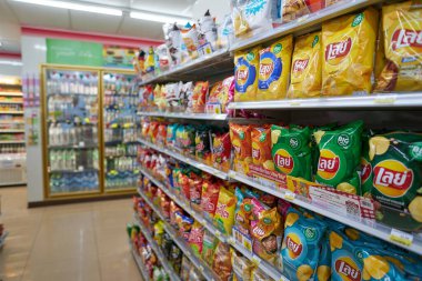 PHUKET, THAILAND - 15 Nisan 2023: Phuket 'teki 7-Eleven bakkalında patates cipsi sergileniyor.