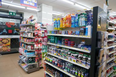 PHUKET, THAILAND - 15 Nisan 2023: Phuket 'teki 7-Eleven bakkalında gıda içermeyen ürünler sergileniyor.