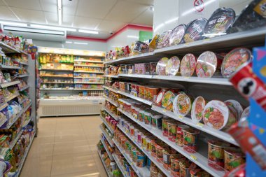 PHUKET, THAILAND - 15 Nisan 2023: Phuket 'teki 7-Eleven bakkalında hazır erişte sergileniyor.