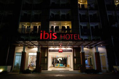 PHUKET, THAILAND - 16 Nisan 2023: Geceleyin Ibis Otel Phuket Patong 'a giriş.