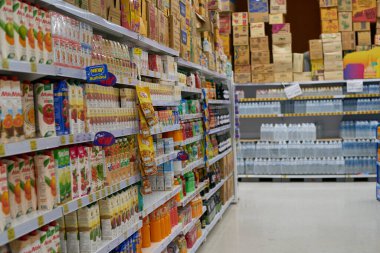 PHUKET, THAILAND - 18 Nisan 2023: Big C Extra Phuket 2 'de çeşitli içecekler sergileniyor.