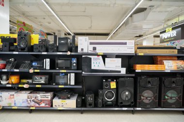 PHUKET, THAILAND - 18 Nisan 2023: tüketici elektroniği Big C Extra Phuket 2 'de sergileniyor.
