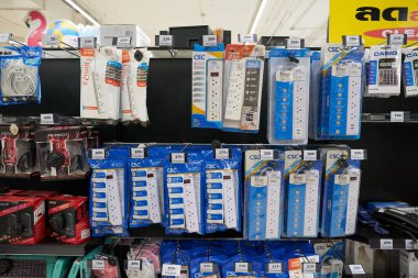 PHUKET, THAILAND - 18 Nisan 2023: Büyük C Ekstra Phuket 2 içinde çeşitli güç bantları sergilenmektedir.
