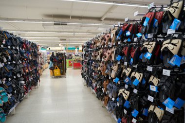 PHUKET, THAILAND - 18 Nisan 2023: Büyük C Ekstra Phuket 2 içinde sergilenen mallar.