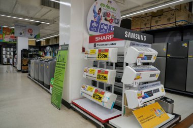 PHUKET, THAILAND - 18 Nisan 2023: tüketici elektroniği Big C Extra Phuket 2 'de sergileniyor.