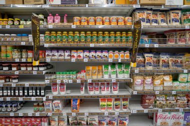 PHUKET, THAILAND - 18 Nisan 2023: Big C Extra Phuket 2 'de indirimde olan çeşitli mallar.