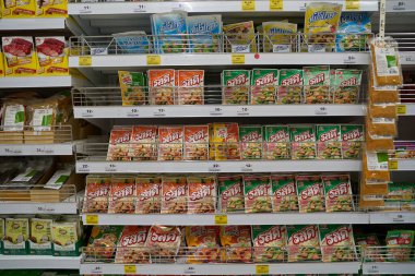 PHUKET, THAILAND - 18 Nisan 2023: Big C Extra Phuket 2 içerisinde satılık mallar.