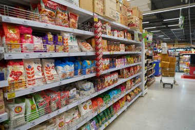 PHUKET, THAILAND - 18 Nisan 2023: Big C Extra Phuket 2 'de indirimde olan çeşitli mallar.