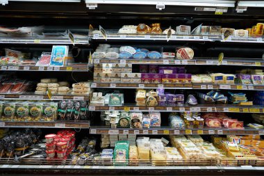 PHUKET, THAILAND - 18 Nisan 2023: Big C Extra Phuket 2 içerisinde satışta olan çeşitli süt ürünleri.