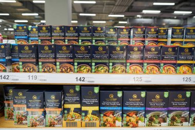 PHUKET, THAILAND - 18 Nisan 2023: Baharatlar Big C Extra Phuket 2 'de sergileniyor.