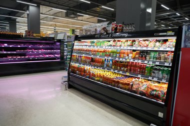 PHUKET, THAILAND - 18 Nisan 2023: Big C Extra Phuket 2 'de indirimde olan çeşitli soslar.