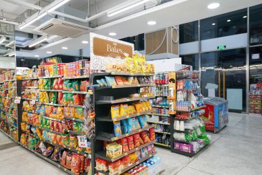 HO CHI MINH CITY, VİETNAM - 29 Mart 2023: GS25 mağazasının içi. GS25 Güney Kore 'de bir market zinciri. 
