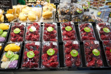 PHUKET, THAILAND - 18 Nisan 2023: Spomegranate meyveleri Big C Extra Phuket 2 'de satılıyor.