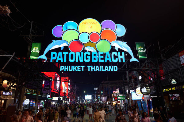 Пхукет, Таиланд - 15 апреля 2023 года: Патонг Бич Бангла Walking Street знак, как видно в ночи.