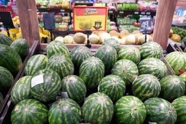 PHUKET, THAILAND - 18 Nisan 2023: Big C Extra Phuket 2 içinde satılık karpuz.