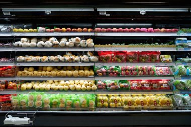 PHUKET, THAILAND - 18 Nisan 2023: Big C Extra Phuket 2 içerisinde satılık meyveler.