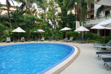 PHUKET, THAILAND - 20 Nisan 2023: Ibis Otel Phuket Patong 'daki havuz alanı.