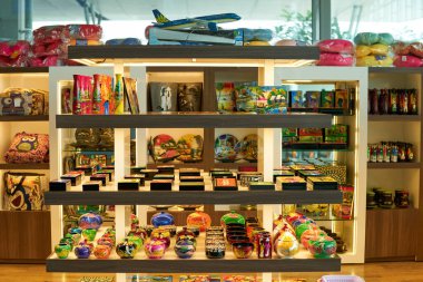 HO CHI MINH CITY, VİETNAM - 30 Mart 2023: Tan Son Nhat Uluslararası Havalimanı 'ndaki kara bölgesinde sergilenen mallar.