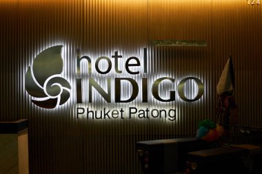 PHUKET, THAILAND - 25 Nisan 2023: Otel Indigo Phuket Patong tabelasının gece görüldüğü gibi yakın plan çekimi.