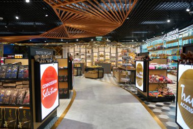 HO CHI MINH CITY, VİETNAM - 30 Mart 2023: Tan Son Nhat Uluslararası Havalimanı 'ndaki SASCO Shop' ta sergilenen mallar.