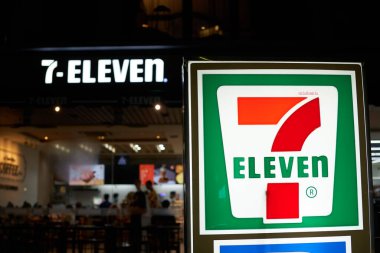 PHUKET, THAILAND - 25 Nisan 2023: Phuket 'te gece görüldüğü gibi 7-Eleven işaretinin yakın plan çekimi.