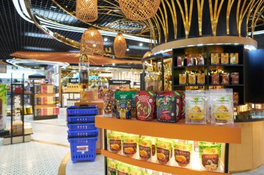 HO CHI MINH CITY, VİETNAM - 30 Mart 2023: Tan Son Nhat Uluslararası Havalimanı 'ndaki SASCO Shop' ta sergilenen mallar.