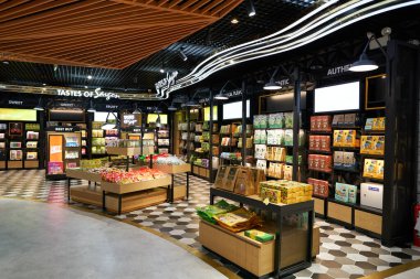 HO CHI MINH CITY, VİETNAM - 30 Mart 2023: Tan Son Nhat Uluslararası Havalimanı 'ndaki SASCO Shop' ta sergilenen mallar.