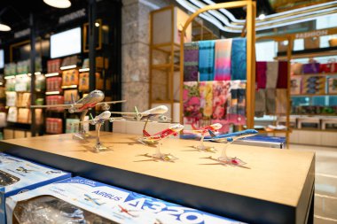 HO CHI MINH CITY, VİETNAM - 30 Mart 2023: Tan Son Nhat Uluslararası Havalimanı 'ndaki SASCO Shop' ta uçak modelleri sergileniyor.