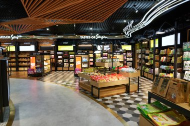 HO CHI MINH CITY, VİETNAM - 30 Mart 2023: Tan Son Nhat Uluslararası Havalimanı 'ndaki SASCO Shop' ta sergilenen mallar.
